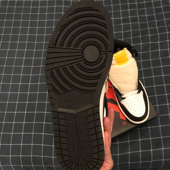 Jordan 1 Retro High Volt Gold - Picture 4 of 5